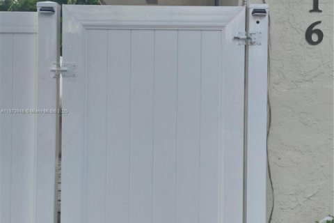 Villa ou maison à louer à Hallandale Beach, Floride: 2 chambres, 79.9 m2 № 1926083 - photo 13