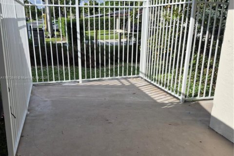 Villa ou maison à louer à Hallandale Beach, Floride: 2 chambres, 79.9 m2 № 1926083 - photo 16