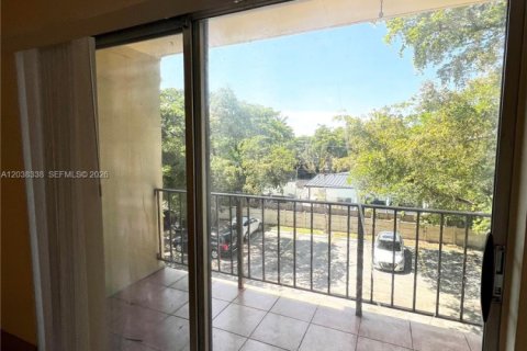 Condominio en alquiler en North Miami, Florida, 2 dormitorios, 91.51 m2 № 2182155 - foto 11
