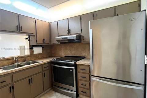 Condominio en alquiler en North Miami, Florida, 2 dormitorios, 91.51 m2 № 2182155 - foto 2