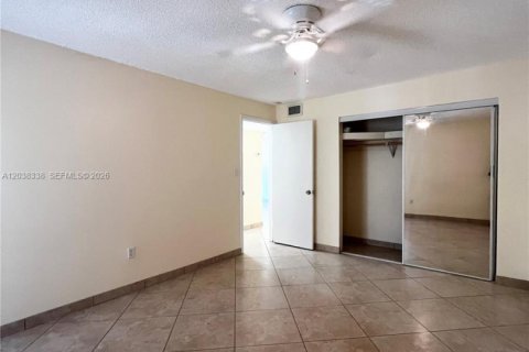 Condominio en alquiler en North Miami, Florida, 2 dormitorios, 91.51 m2 № 2182155 - foto 15