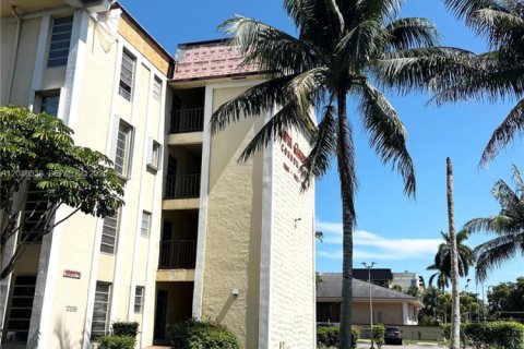 Condominio en North Miami, Florida, 2 dormitorios  № 2182155