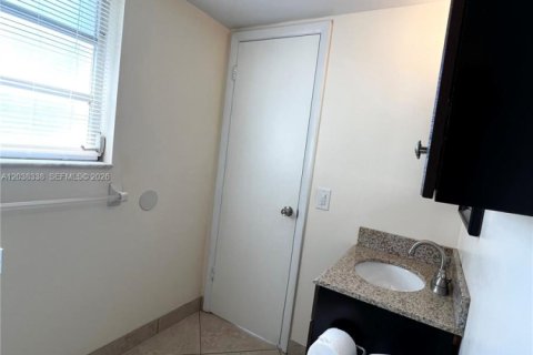 Condominio en alquiler en North Miami, Florida, 2 dormitorios, 91.51 m2 № 2182155 - foto 21