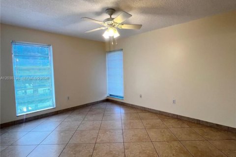 Condominio en alquiler en North Miami, Florida, 2 dormitorios, 91.51 m2 № 2182155 - foto 18