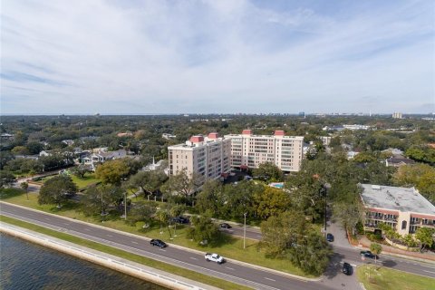 Condo in Tampa, Florida, 2 bedrooms  № 1856611 - photo 1