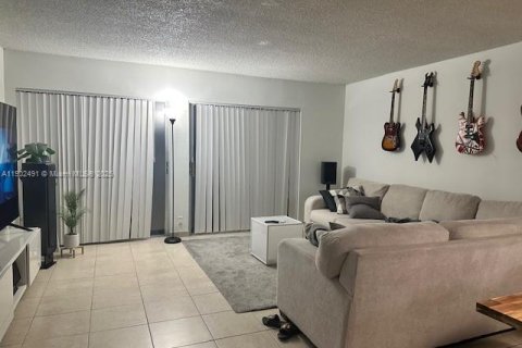 Condominio en venta en Hialeah, Florida, 2 dormitorios, 112.41 m2 № 1953877 - foto 10