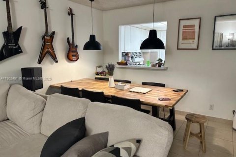 Condominio en venta en Hialeah, Florida, 2 dormitorios, 112.41 m2 № 1953877 - foto 6