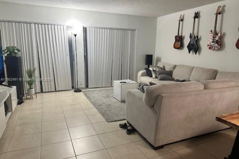 Condominio en venta en Hialeah, Florida, 2 dormitorios, 112.41 m2 № 1953877 - foto 11