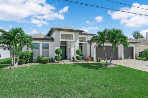 Casa en venta en Cape Coral, Florida, 4 dormitorios, 220.64 m2 № 1899492 - foto 1