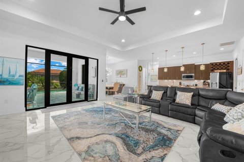 Casa en venta en Cape Coral, Florida, 4 dormitorios, 220.64 m2 № 1899492 - foto 3