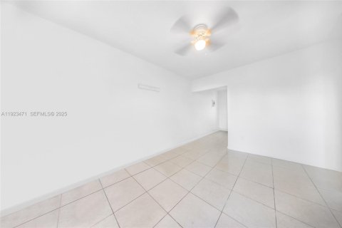 Commercial property in Miami, Florida № 1977448 - photo 14