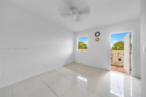 Commercial property in Miami, Florida № 1977448 - photo 9