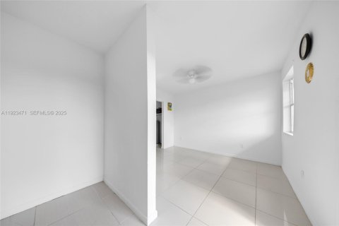 Commercial property in Miami, Florida № 1977448 - photo 7