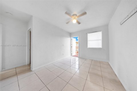 Commercial property in Miami, Florida № 1977448 - photo 16