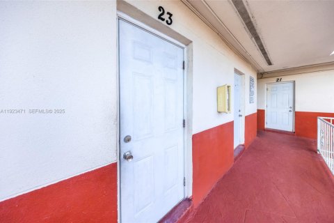 Commercial property in Miami, Florida № 1977448 - photo 13