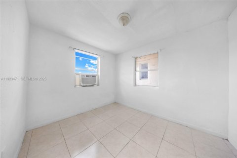 Commercial property in Miami, Florida № 1977448 - photo 18