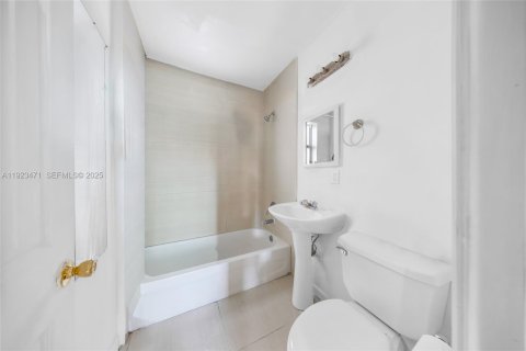 Commercial property in Miami, Florida № 1977448 - photo 10