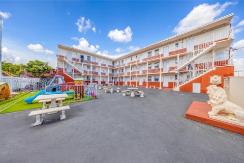 Commercial property in Miami, Florida № 1977448 - photo 1