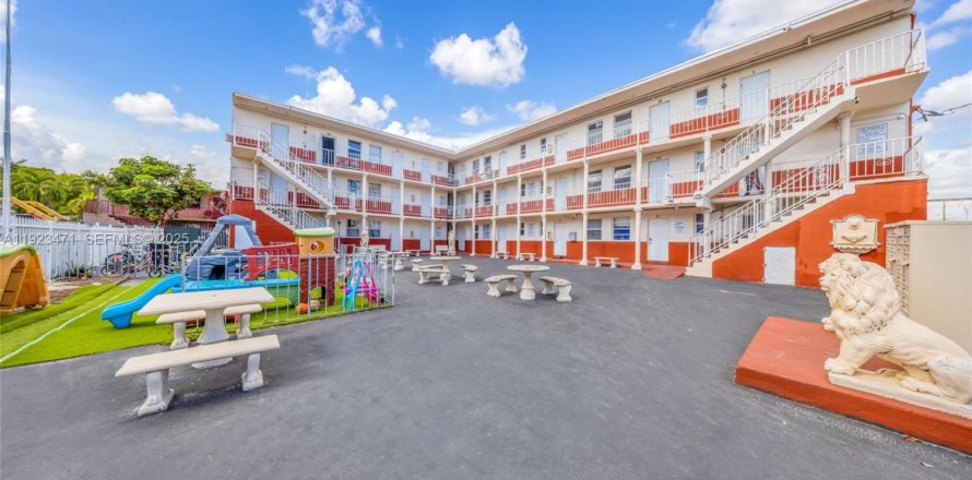 Commercial property in Miami, Florida № 1977448