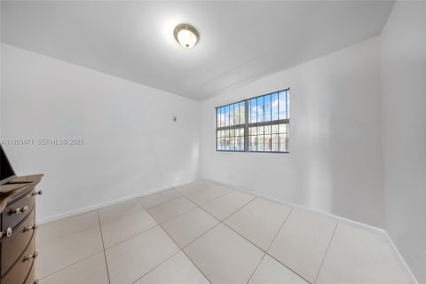 Commercial property in Miami, Florida № 1977448 - photo 11