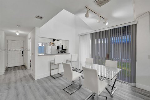 Touwnhouse à vendre à North Lauderdale, Floride: 2 chambres, 123.75 m2 № 1953528 - photo 4
