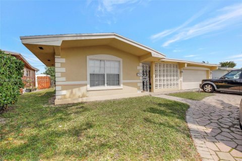 Casa en alquiler en Miramar, Florida, 4 dormitorios, 159.7 m2 № 1897123 - foto 2