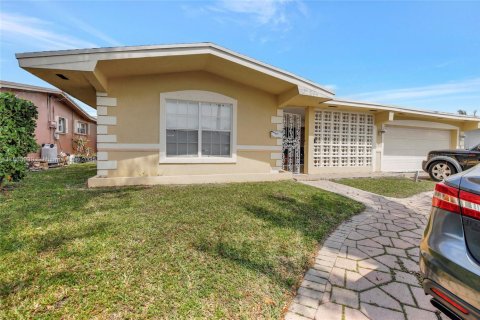 Casa en alquiler en Miramar, Florida, 4 dormitorios, 159.7 m2 № 1897123 - foto 1