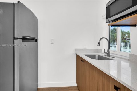Villa ou maison à louer à Miami, Floride: 28.43 m2 № 1986033 - photo 5