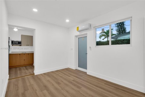 Villa ou maison à louer à Miami, Floride: 28.43 m2 № 1986033 - photo 3