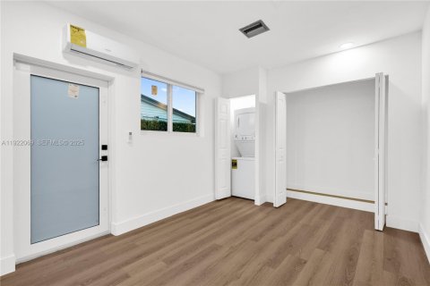 Villa ou maison à louer à Miami, Floride: 28.43 m2 № 1986033 - photo 2