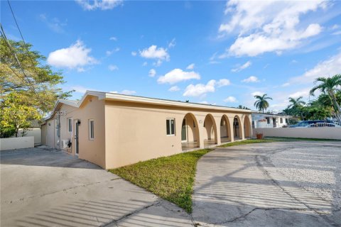 Villa ou maison à louer à Miami, Floride: 28.43 m2 № 1986033 - photo 1