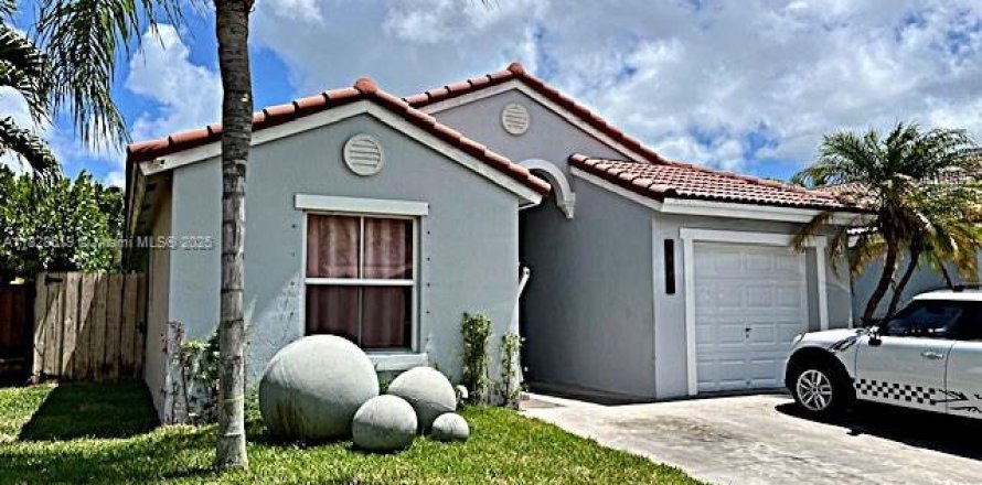 House in Homestead, Florida 3 bedrooms, 138.8 sq.m. № 1979896