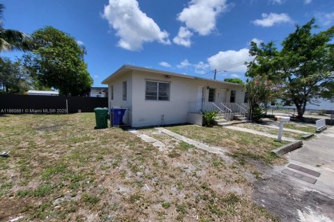 Villa ou maison à louer à Miami, Floride: 2 chambres, 111.95 m2 № 1889742 - photo 3