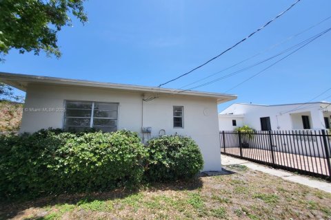 Villa ou maison à louer à Miami, Floride: 2 chambres, 111.95 m2 № 1889742 - photo 4