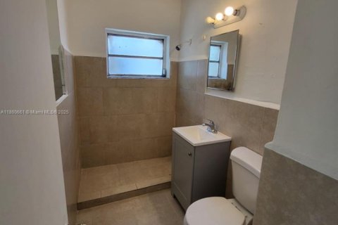 Villa ou maison à louer à Miami, Floride: 2 chambres, 111.95 m2 № 1889742 - photo 2