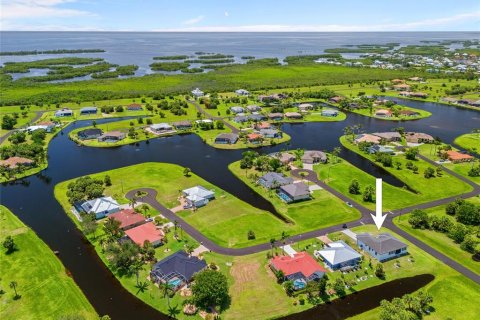House in Punta Gorda, Florida 3 bedrooms, 196.3 sq.m. № 1827756 - photo 2