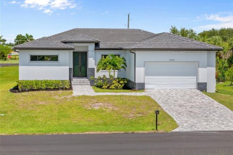 House in Punta Gorda, Florida 3 bedrooms, 196.3 sq.m. № 1827756 - photo 1