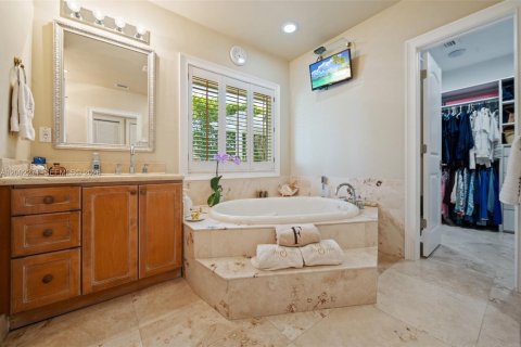 House in Pinecrest, Florida 5 bedrooms, 314.85 sq.m. № 2067706 - photo 24