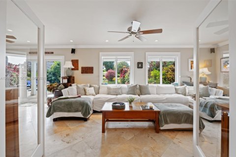 House in Pinecrest, Florida 5 bedrooms, 314.85 sq.m. № 2067706 - photo 9