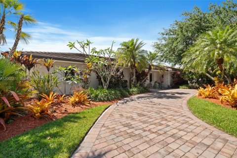 House in Pinecrest, Florida 5 bedrooms, 314.85 sq.m. № 2067706 - photo 2