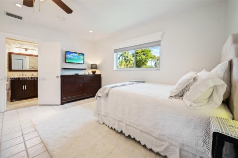 House in Pinecrest, Florida 5 bedrooms, 314.85 sq.m. № 2067706 - photo 13
