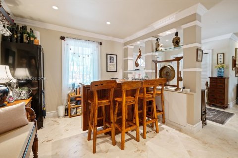 House in Pinecrest, Florida 5 bedrooms, 314.85 sq.m. № 2067706 - photo 10