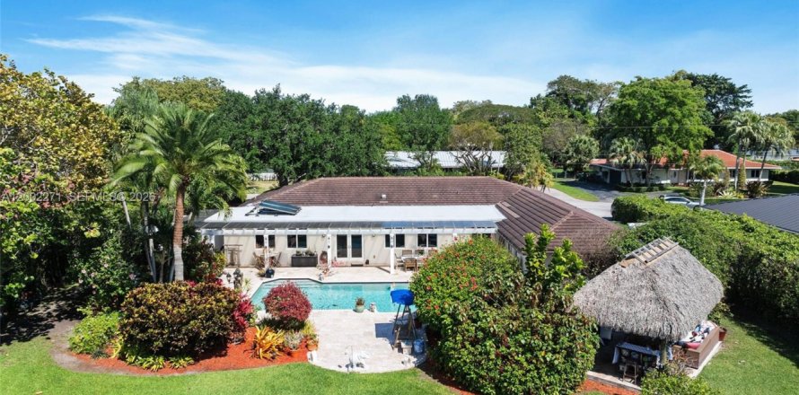 House in Pinecrest, Florida 5 bedrooms, 314.85 sq.m. № 2067706