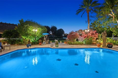 House in Pinecrest, Florida 5 bedrooms, 314.85 sq.m. № 2067706 - photo 22