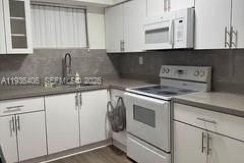 Condo in Miami, Florida, 2 bedrooms  № 1994371 - photo 3