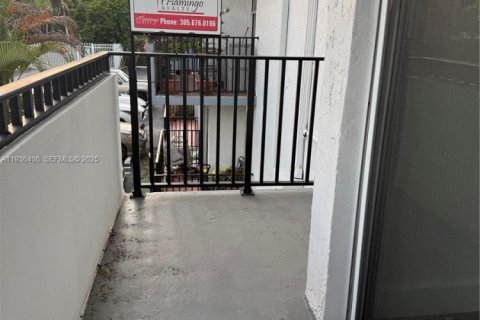 Condo in Miami, Florida, 2 bedrooms  № 1994371 - photo 2