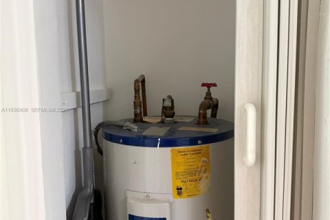 Condo in Miami, Florida, 2 bedrooms  № 1994371 - photo 3