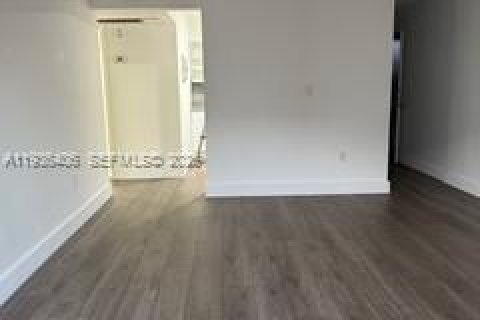 Condo in Miami, Florida, 2 bedrooms  № 1994371 - photo 4