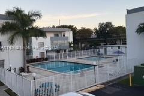 Condo in Miami, Florida, 2 bedrooms  № 1994371 - photo 13