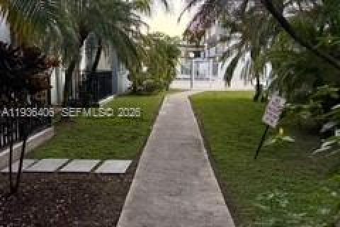 Condo in Miami, Florida, 2 bedrooms  № 1994371 - photo 10
